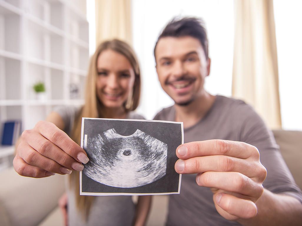Cómo anunciar un embarazo a familiares y amigos?